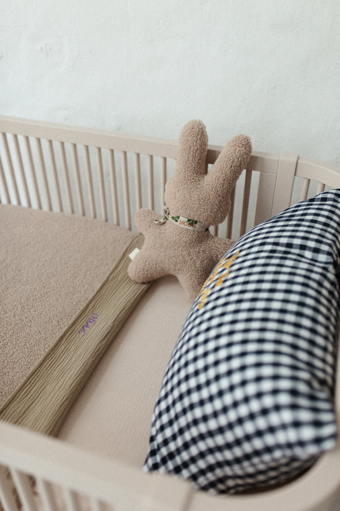 groot kussen voor in kinderkamer en zwart en witte blokjes