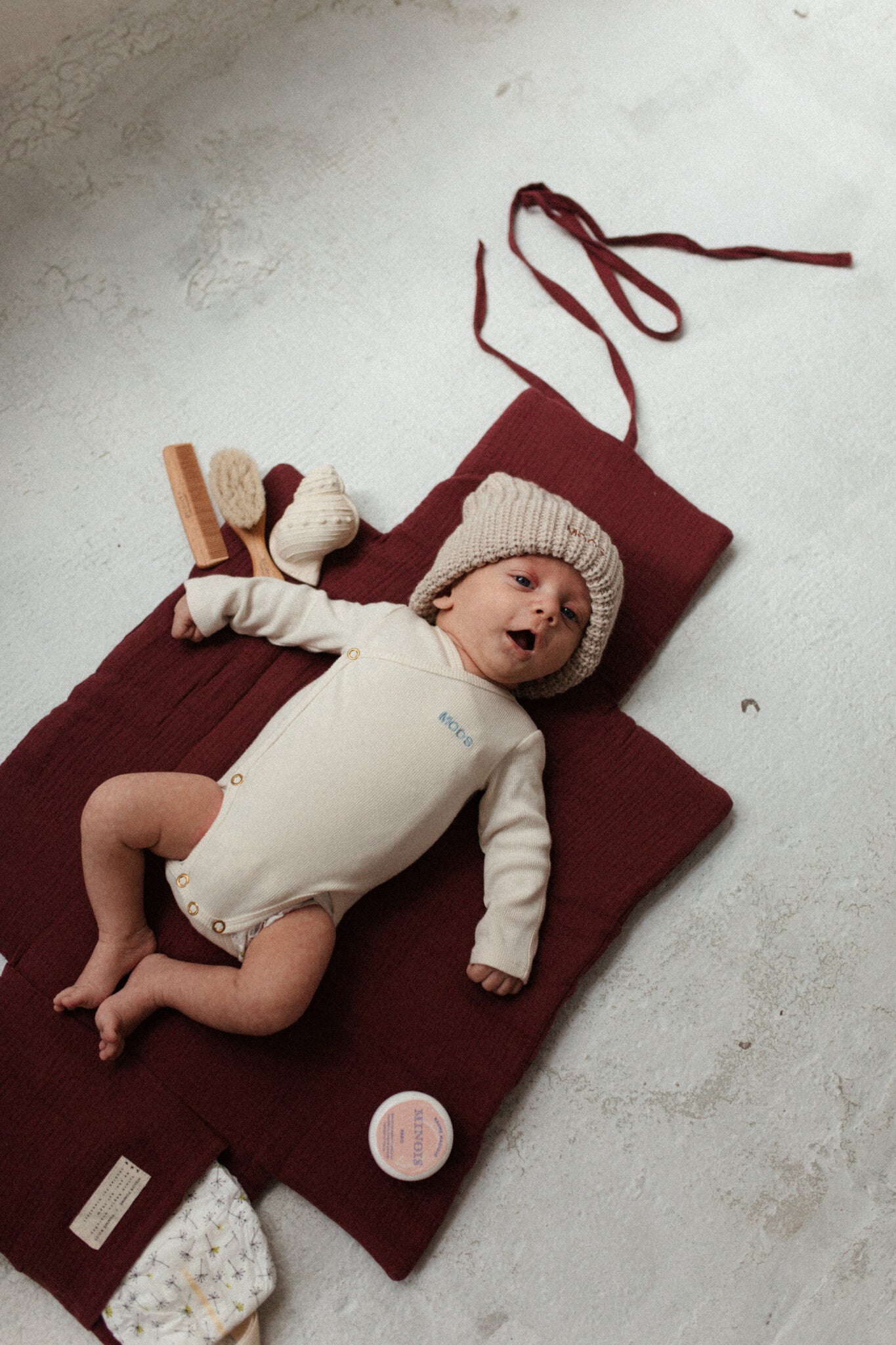 CHANGING PAD TO GO  - BURGUNDY BOO