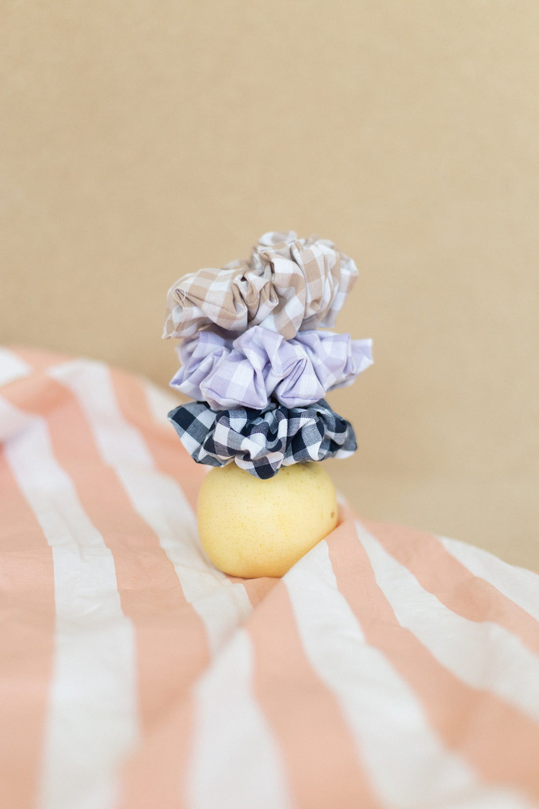 Drie geblokte scrunchies voor in je haar in de kleuren: beige, lila en blauw. Accessoires voor vrouwen