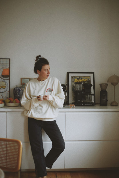 Moeder en vrouw in een oversized witte sweater. Gepersonaliseerd met full of roses icoontje. Gemaakt van 100% biologisch katoen.