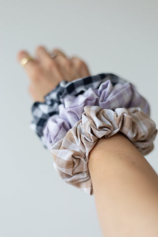 WMN CHECKED-OVERSIZED SCRUNCHIE 