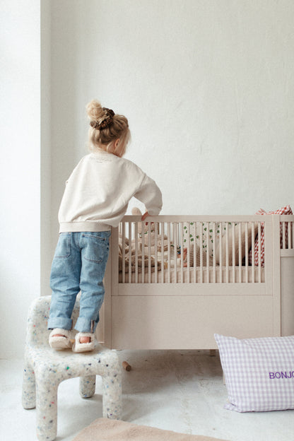 Charlie kinderstoel met speels gevlekt design van gerecycled plastic