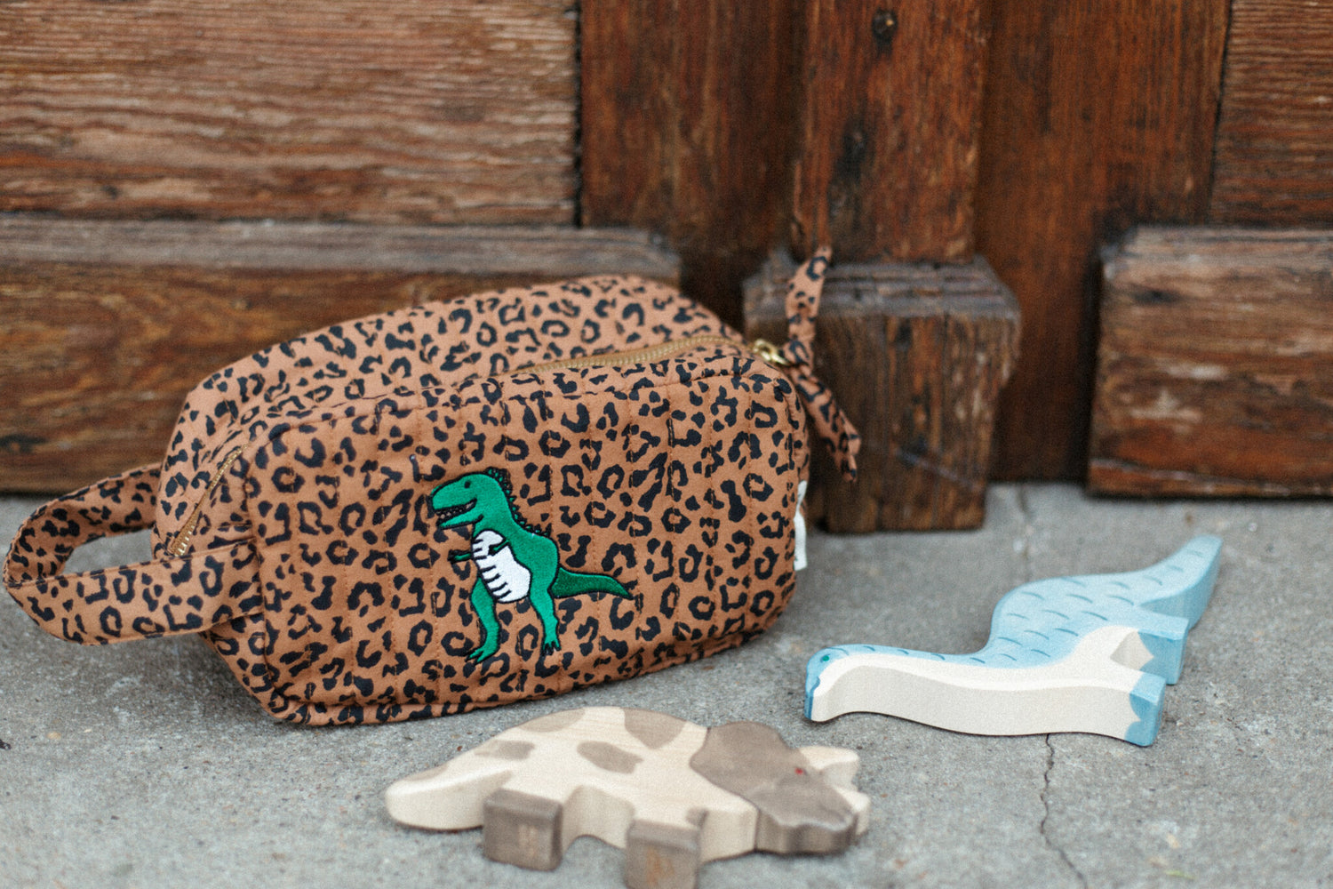 grote pouch met panterprint gepersonaliseerd met een dino icoon