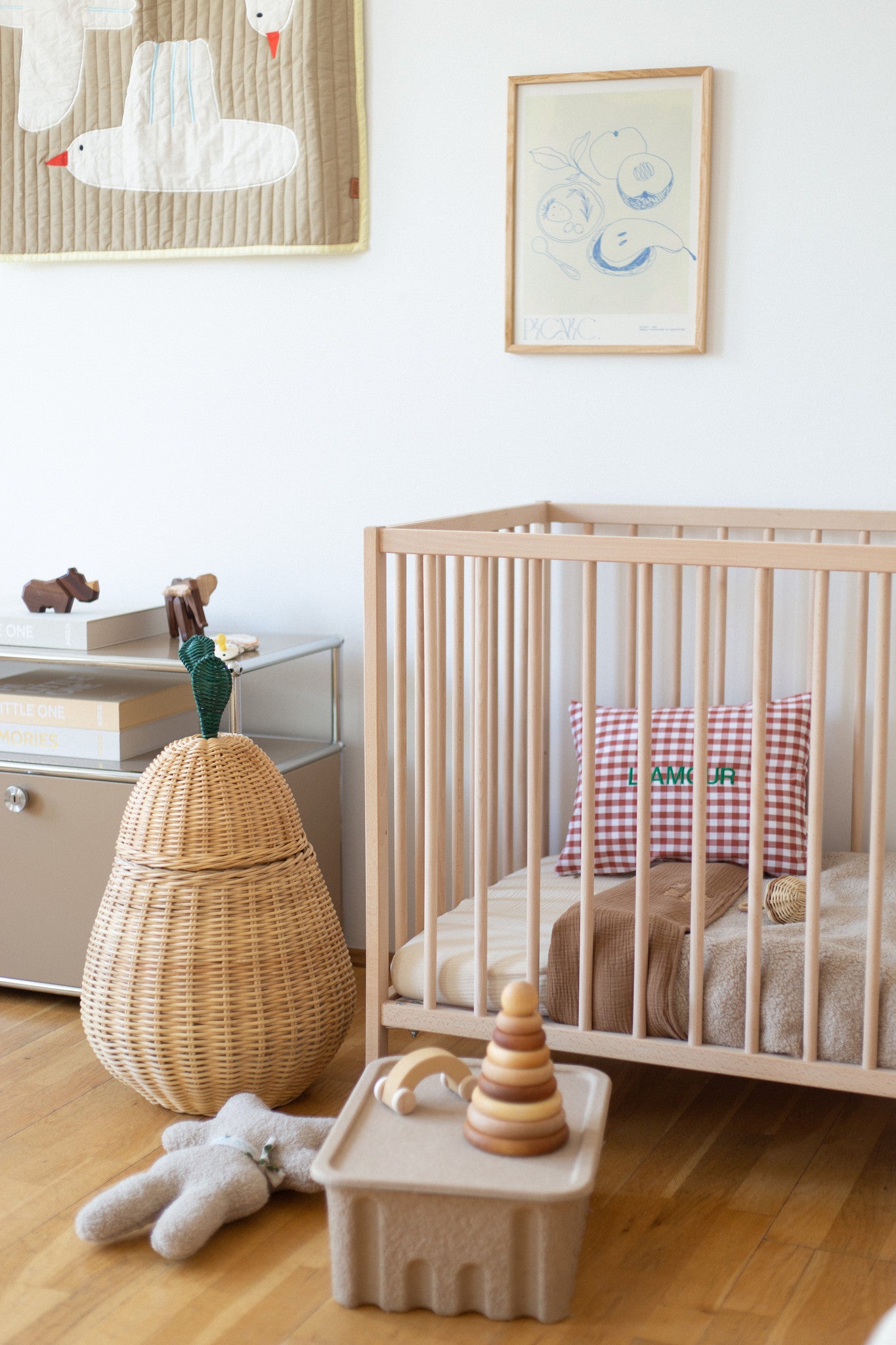 kinderkamer met kussen met rode en witte blokjes