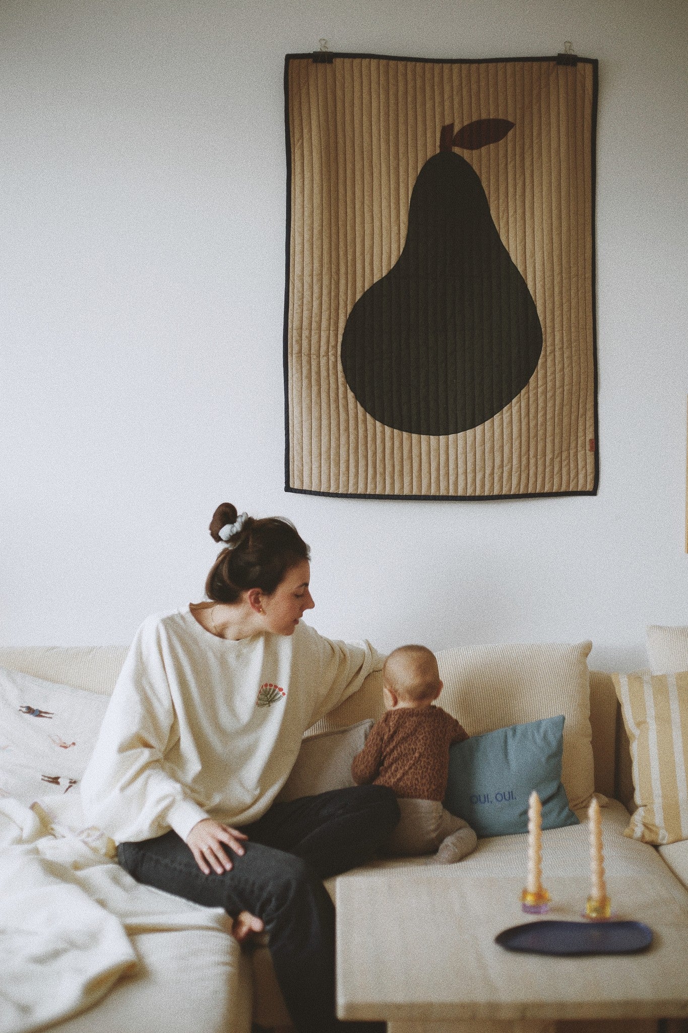 Moeder en vrouw in een oversized witte sweater. Gepersonaliseerd met full of roses icoontje. Gemaakt van 100% katoen.