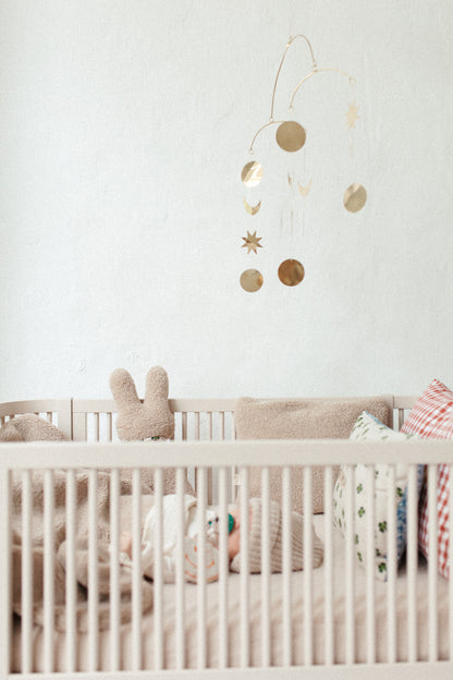 Brass mobile voor in de kamer van je baby, met sterren en manen in het goud voor boven de ledikant