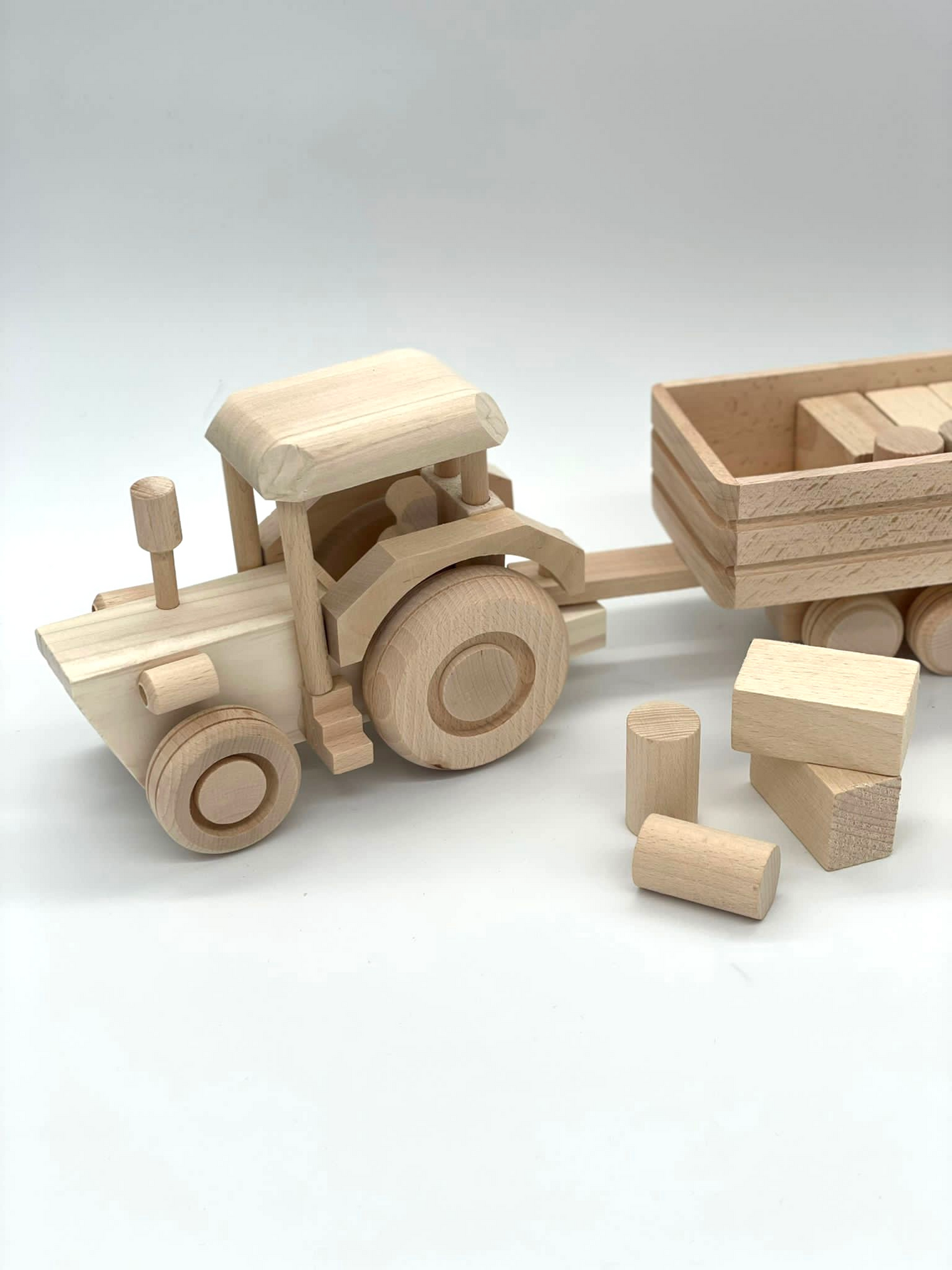 HOUTEN SPEELGOED - GIANT TRACTOR WITH TRAILER AND WOODEN BLOCKS