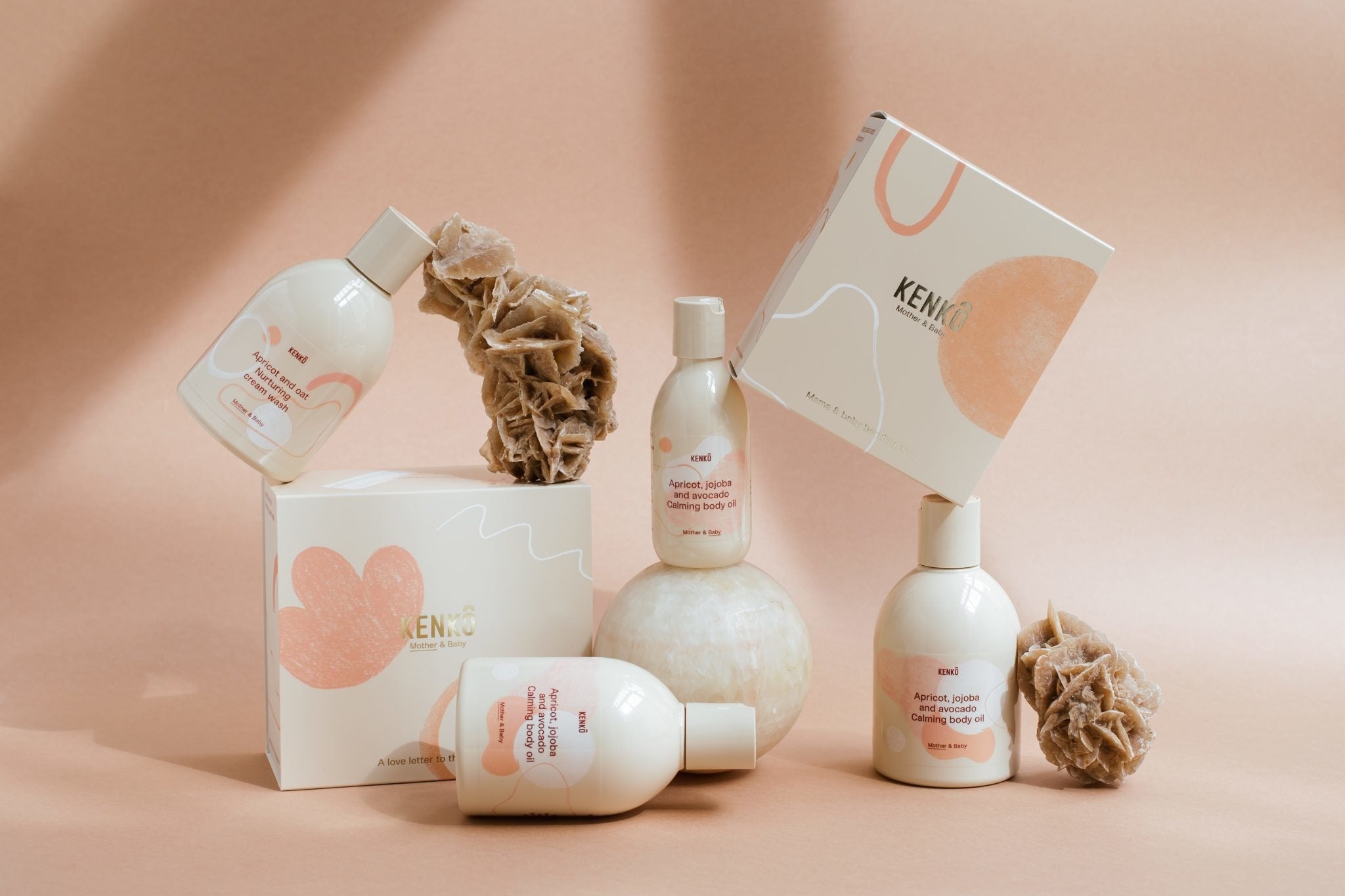 Natuurlijke verzorgingslijn voor moeder en baby, Kenkô giftset met babyolie, babycrème was en badolie, verpakt in een luxe geschenkverpakking.