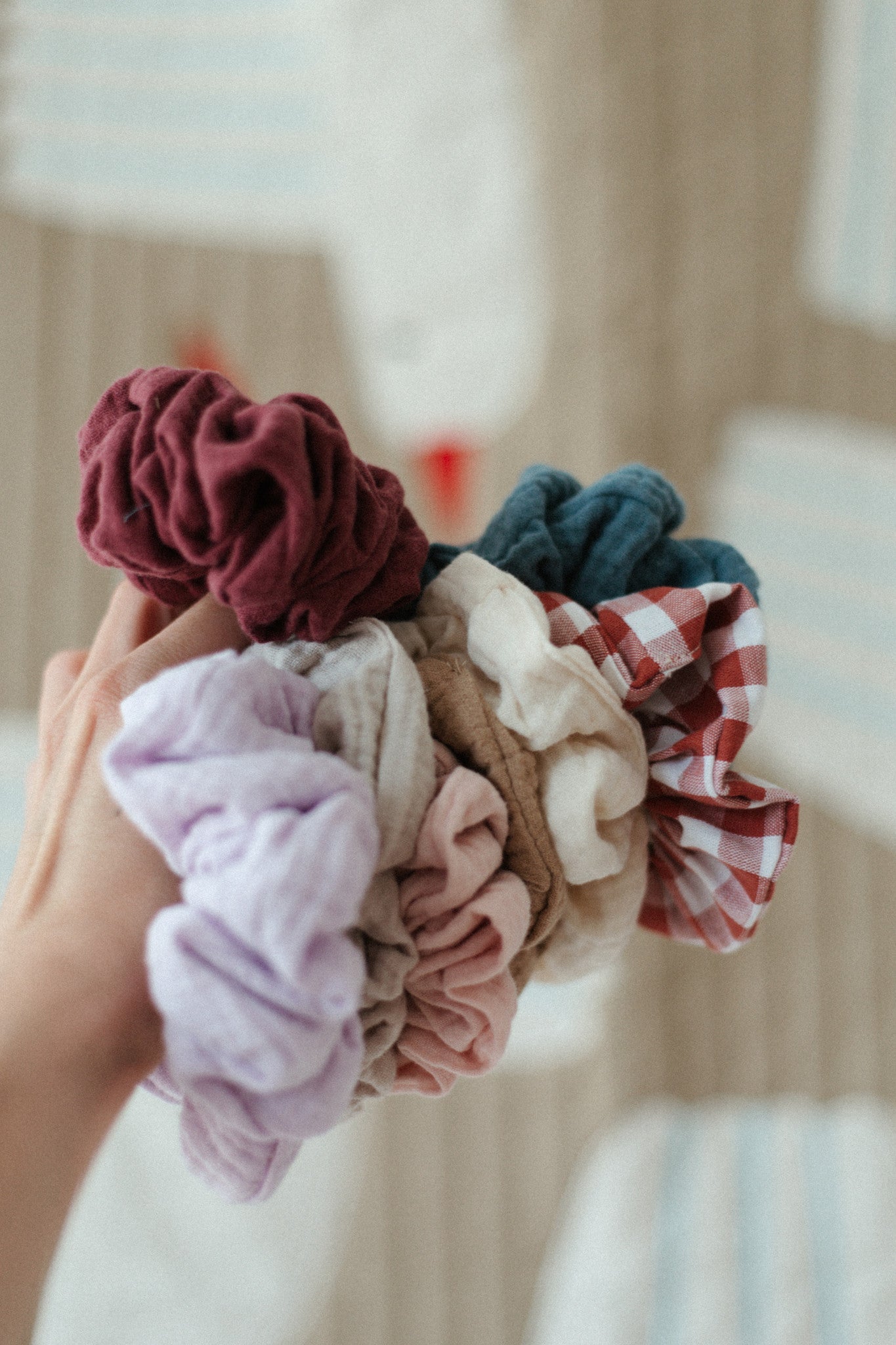 Oversized scrunchies voor in je haar, perfect als cadeau voor vrouwen. In kleuren: lila, blauw, wit, bruin, beige, burgundy