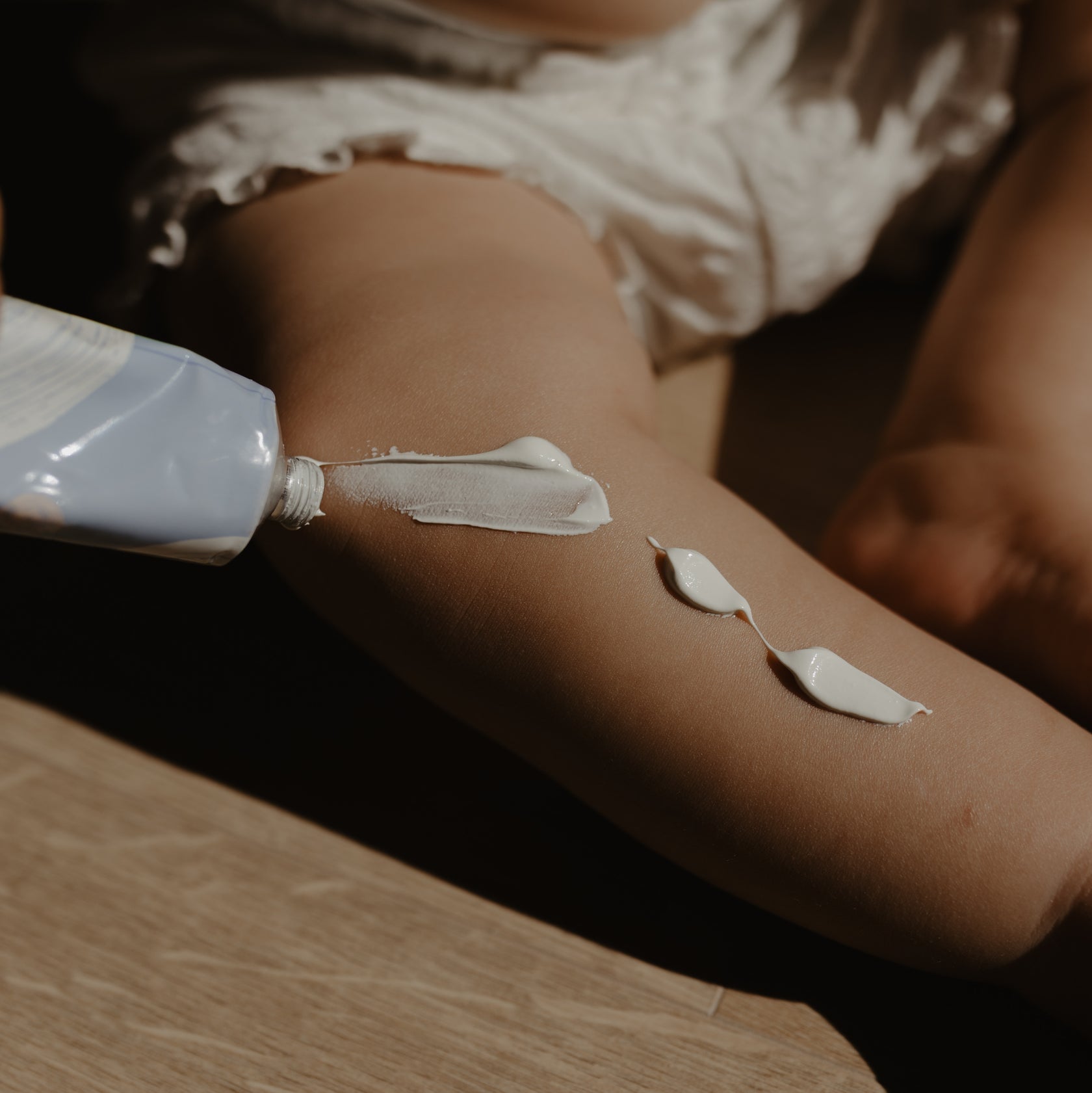 diaper cream uitgesmeerd op been