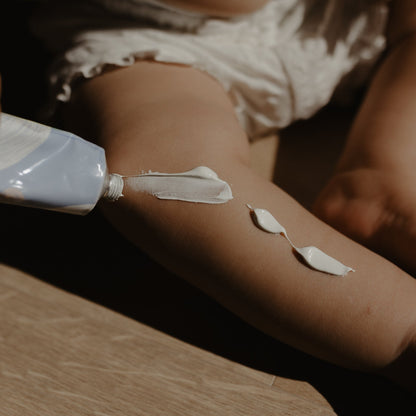 diaper cream uitgesmeerd op been